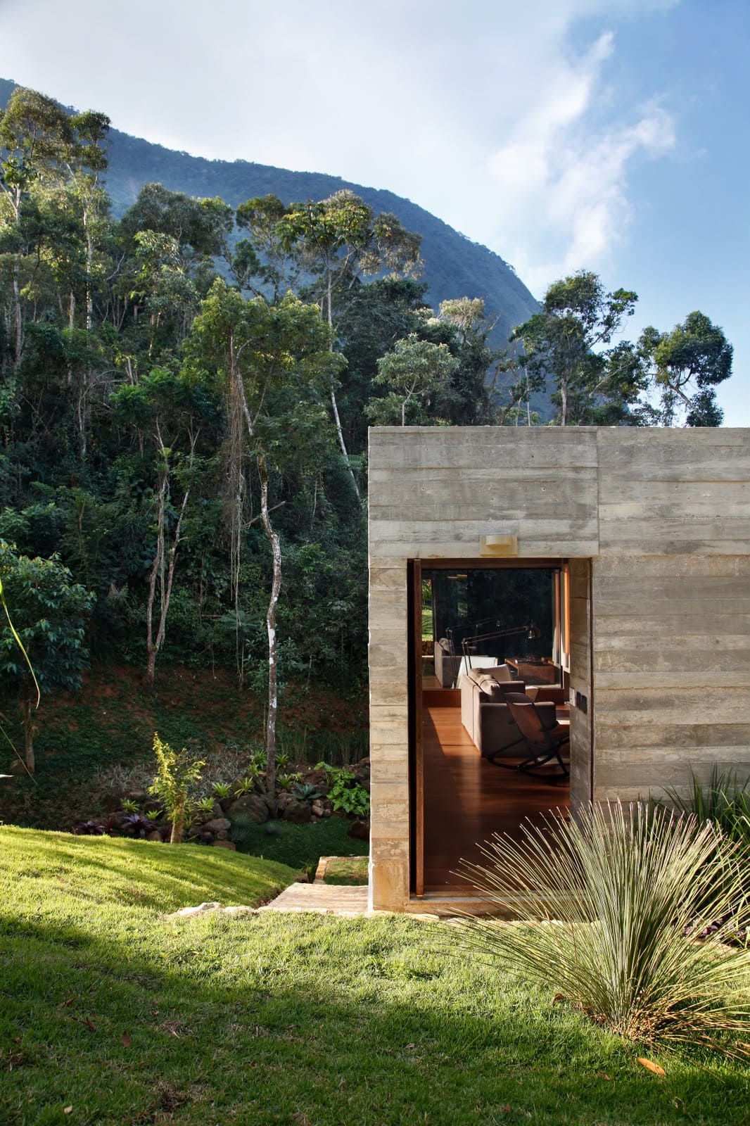 Residência contemporânea com arquitetura autoral integrada à natureza e à paisagem.